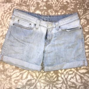 Women’s light wash Levi’s shorts
